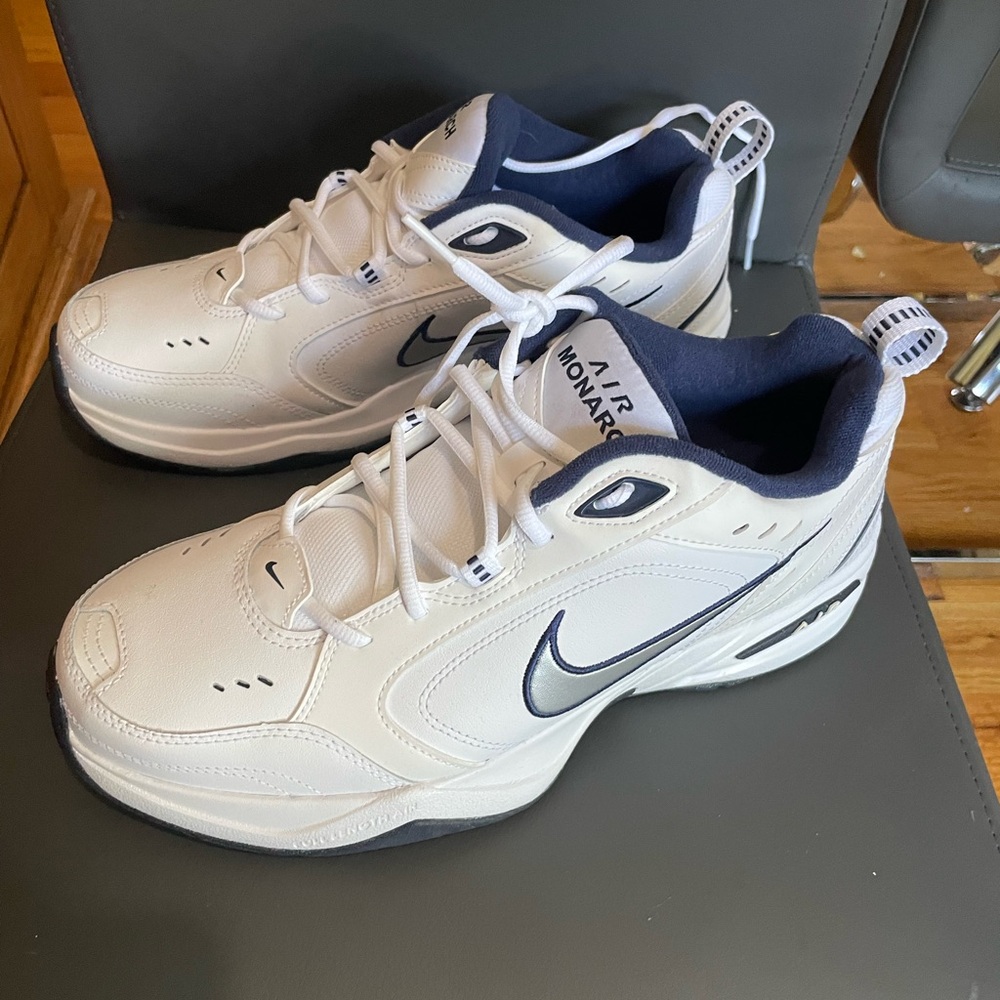 Nike Air Monarch IV
Men's Workout Shoes Size 11.5